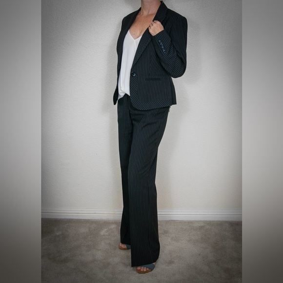 Jones New York Jackets & Blazers - Jones New York pin stripe navy blue pant suit. Sz 6